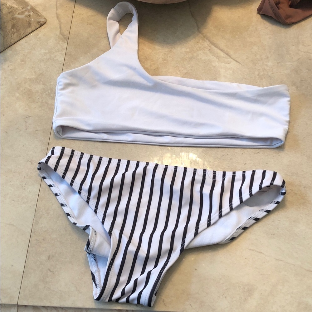 Bikini off shoulder top with striped bottoms.
Sz Snall
